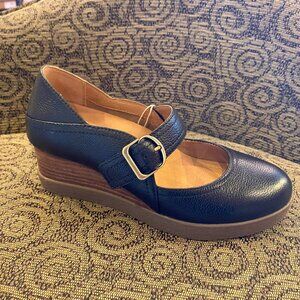 Dansko - Sandy Black (NEW W/ BOX)